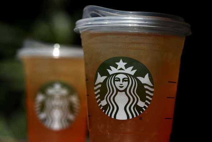 Starbucks entra na guerra contra canudos plásticos