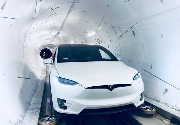 Elon Musk lança primeiro túnel de alta velocidade subterrâneo de Los Angeles