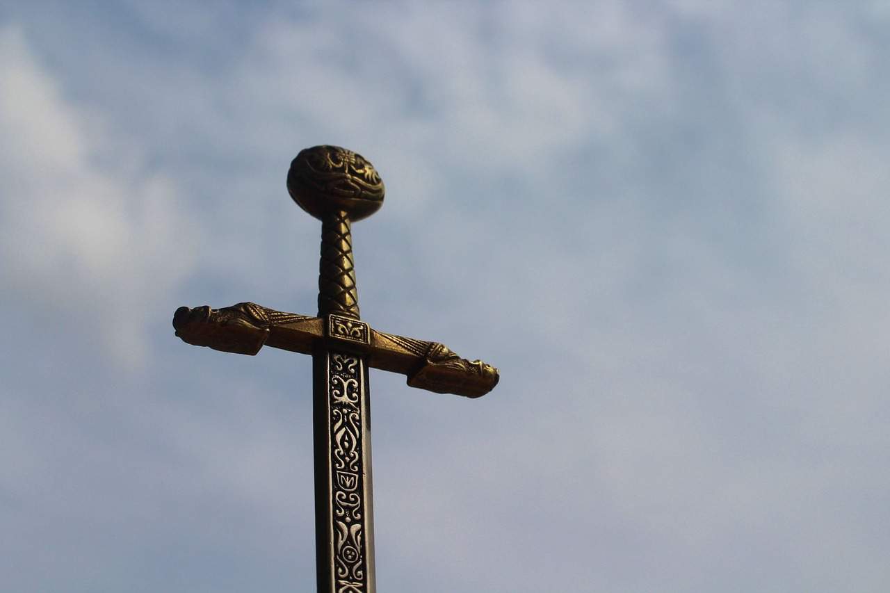 Entre a cruz e a espada: O direito do anonimato e o dever com as autoridades