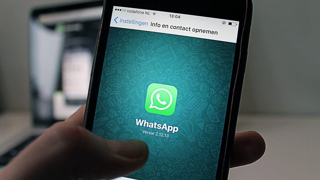 Zuckerberg cria delivery no WhatsApp com bilionário indiano