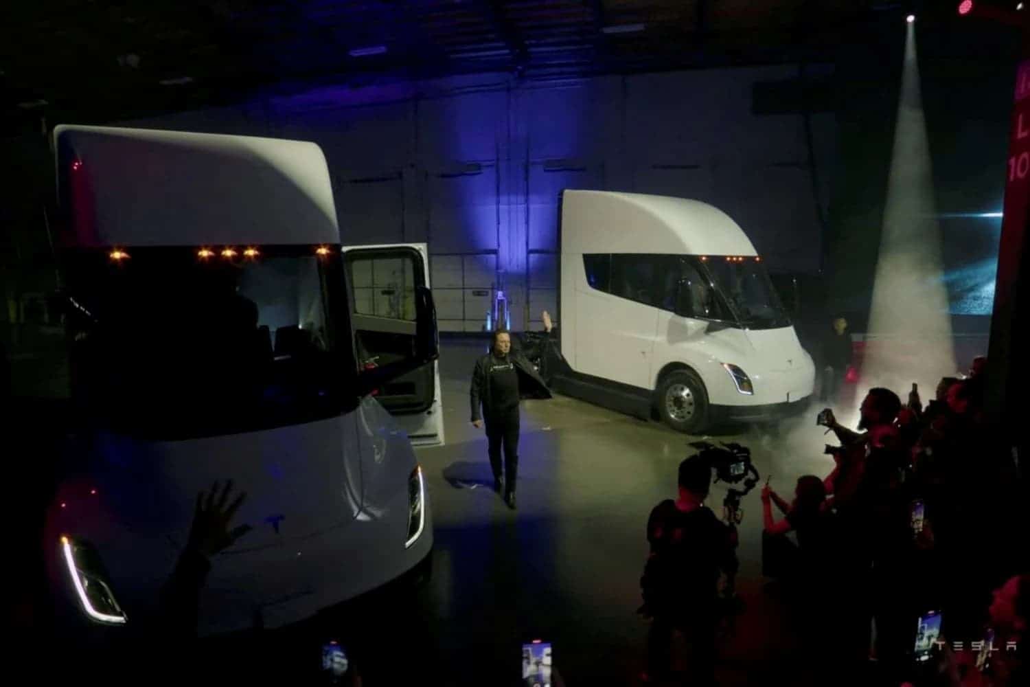 Tesla entrega primeiro caminhão elétrico