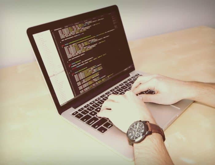 Startup desenvolve sistema de inteligência artificial capaz de programar