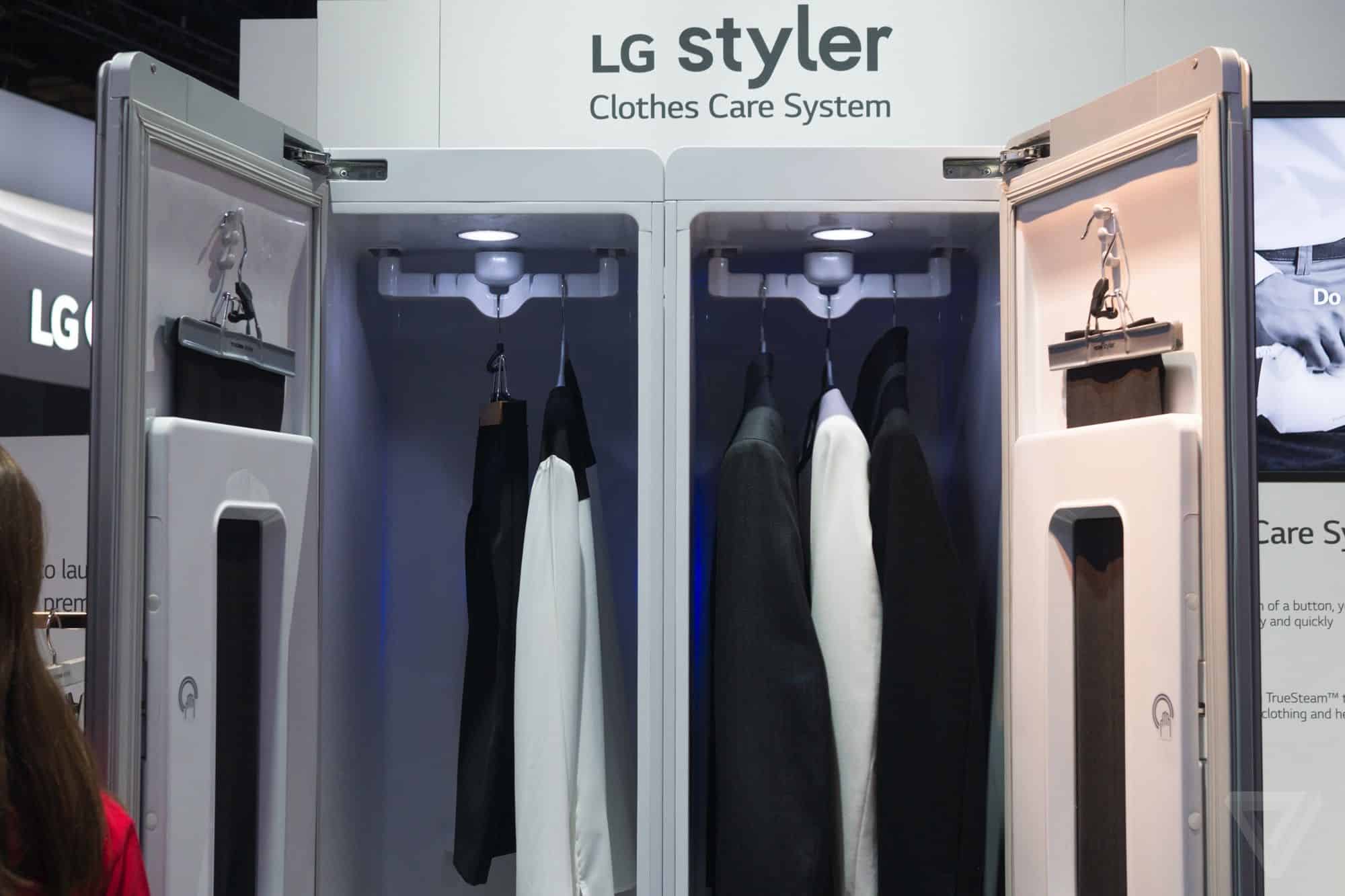 Armário high tech limpa e passa a roupa