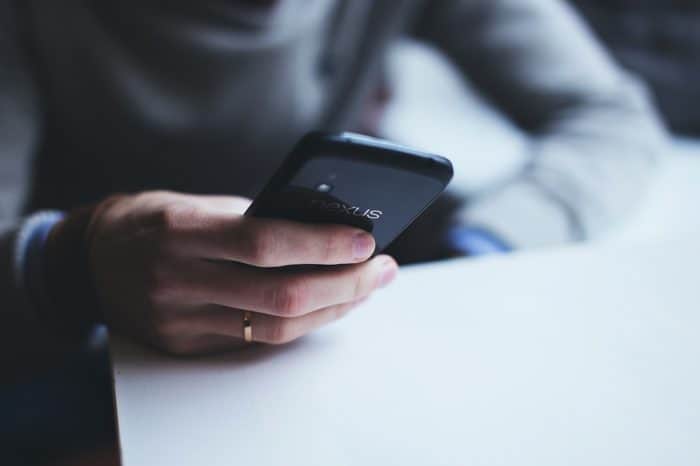 Dispositivos móveis são mais utilizados do que computador para acessar internet no país