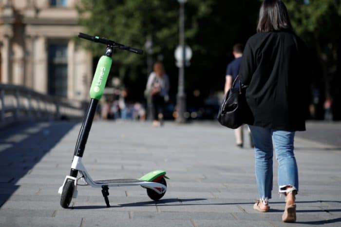 Aluguel de patinete elétrico ganha espaço em Paris