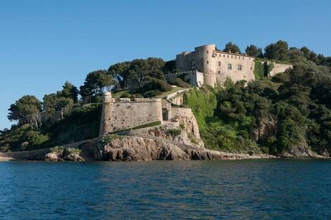 Drone que sobrevoava palácio na França é derrubado por autoridades