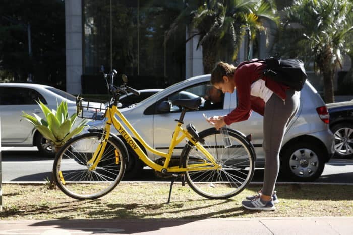 Yellow atualiza sua política e passa a multar quem estaciona bikes fora da área de atuação