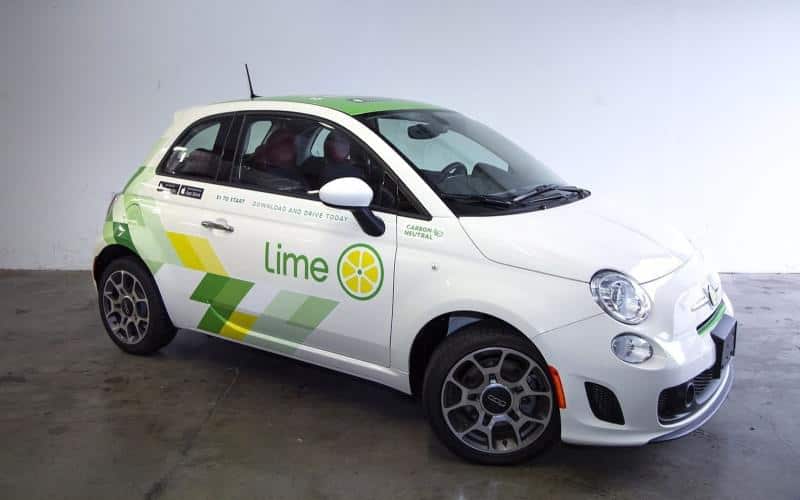 Startup de scooters elétricas lança linha de carros compartilháveis
