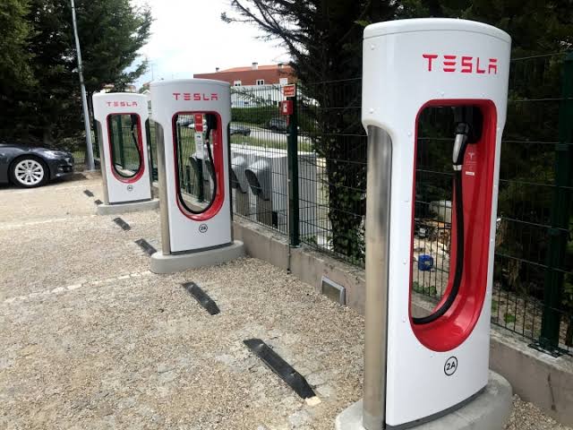 Musk promete 100% de cobertura para carga de bateria na Europa até 2019