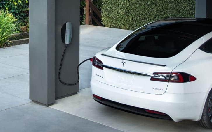 Tesla lança carregador de carros elétricos conectado à tomada