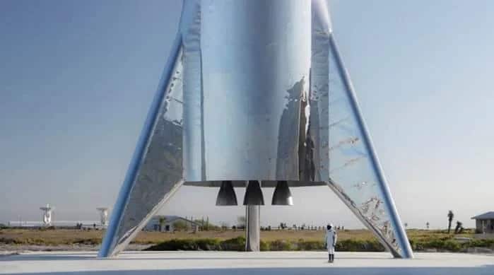 Elon Musk revela imagem do novo foguete Starship pronto para ser lançado
