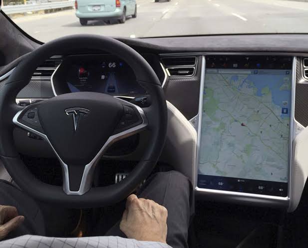 Agências de segurança norte-americanas investigam acidente fatal com Tesla na Flórida