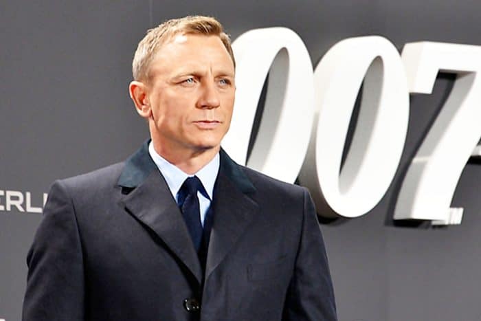 James Bond vai dirigir um carro elétrico em novo filme