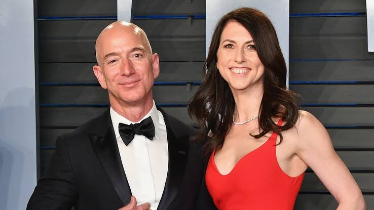 MacKenzie Bezos promete doar metade de sua fortuna para caridade
