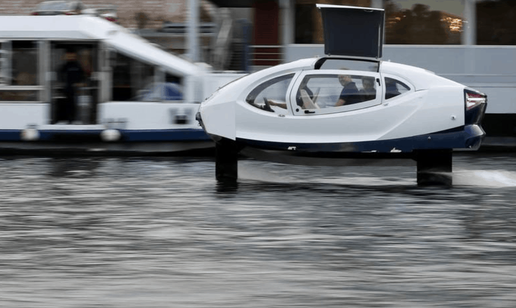 Barco elétrico é testado em Paris