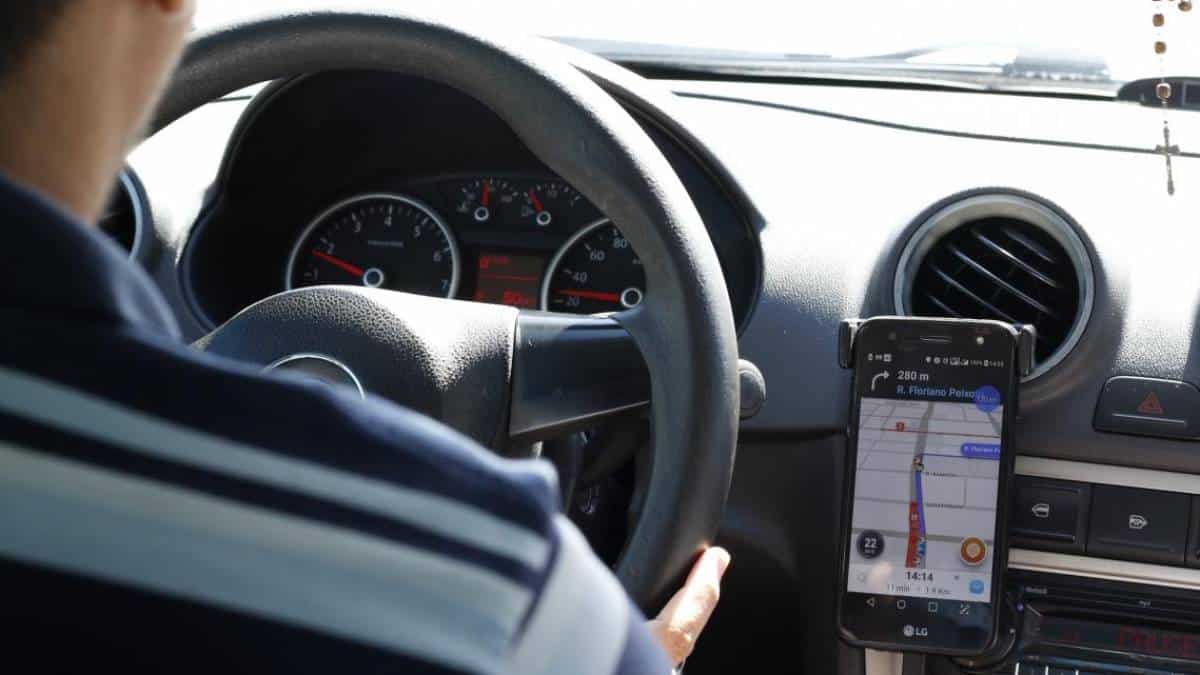 Uber disponibiliza para usuários brasileiros recurso que grava conversas durante corridas