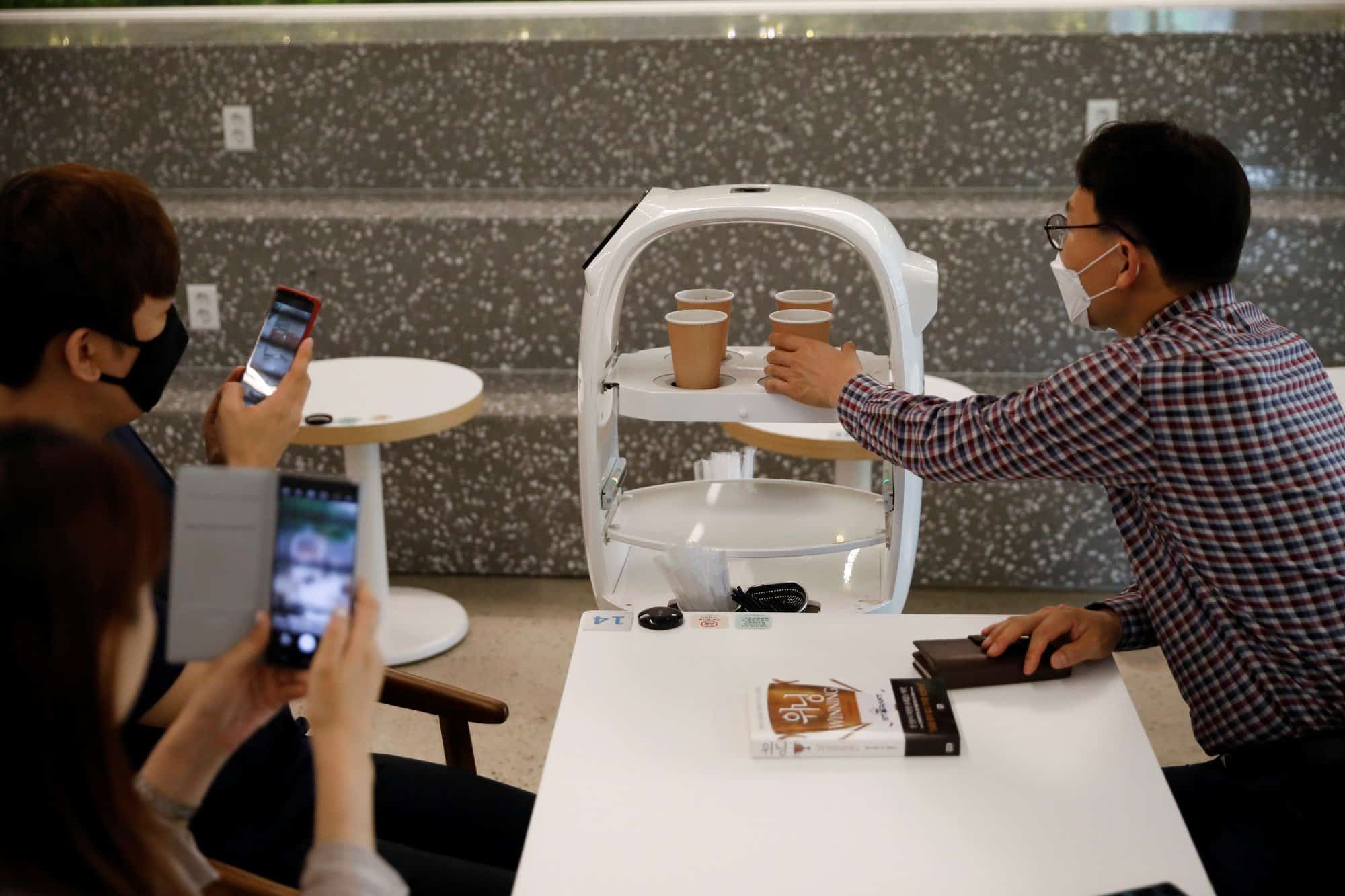 Café na Coreia do Sul recorre a robô barista para ajudar em distanciamento social