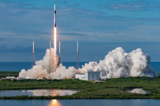 SpaceX envia 60 satélites para a órbita da Terra