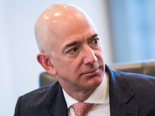 Jeff Bezos bate novo recorde e se consolida como mais rico do mundo