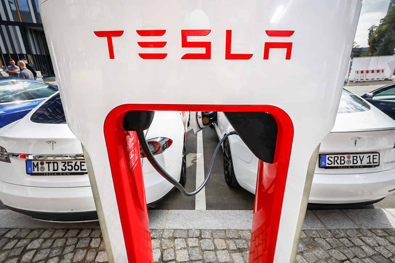 Tesla lança estação de carregamento rápido de carros elétricos