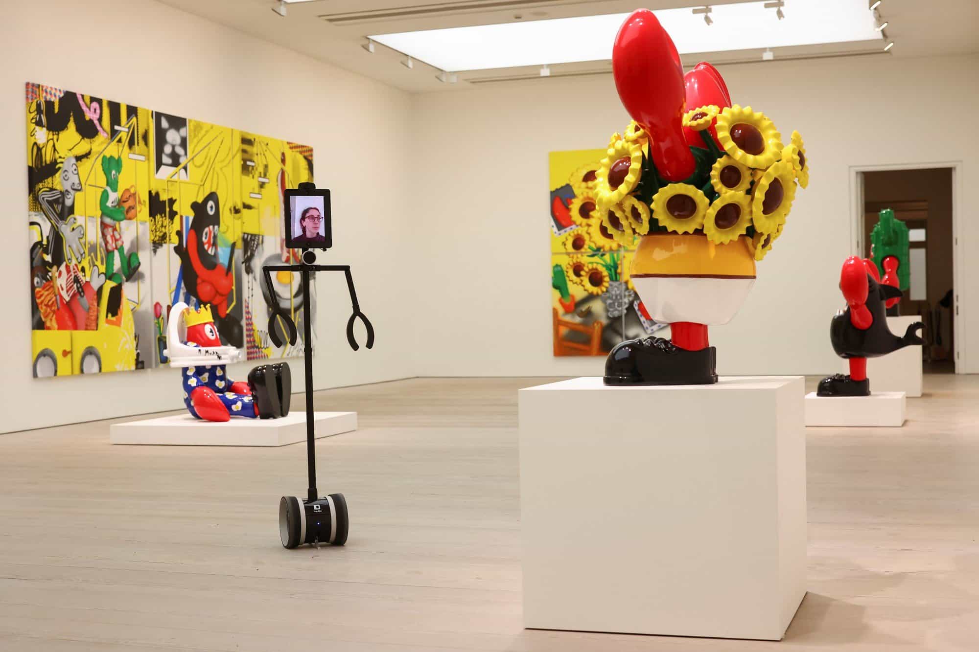 Robôs mediam visita particular a exibição de arte pop em Londres