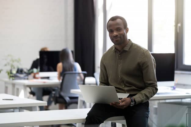 Após polêmica, Nubank financiará educação de programadores negros
