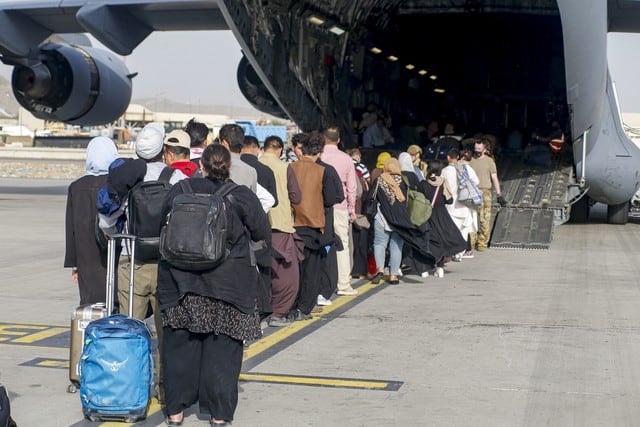 Airbnb oferece acomodação gratuita a 20 mil refugiados afegãos