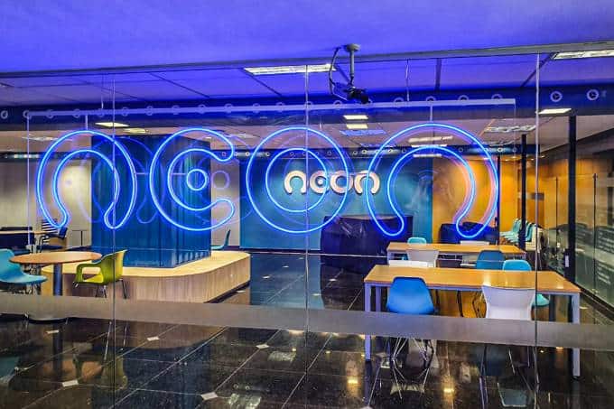 Neon oferece curso gratuito de tecnologia para refugiados