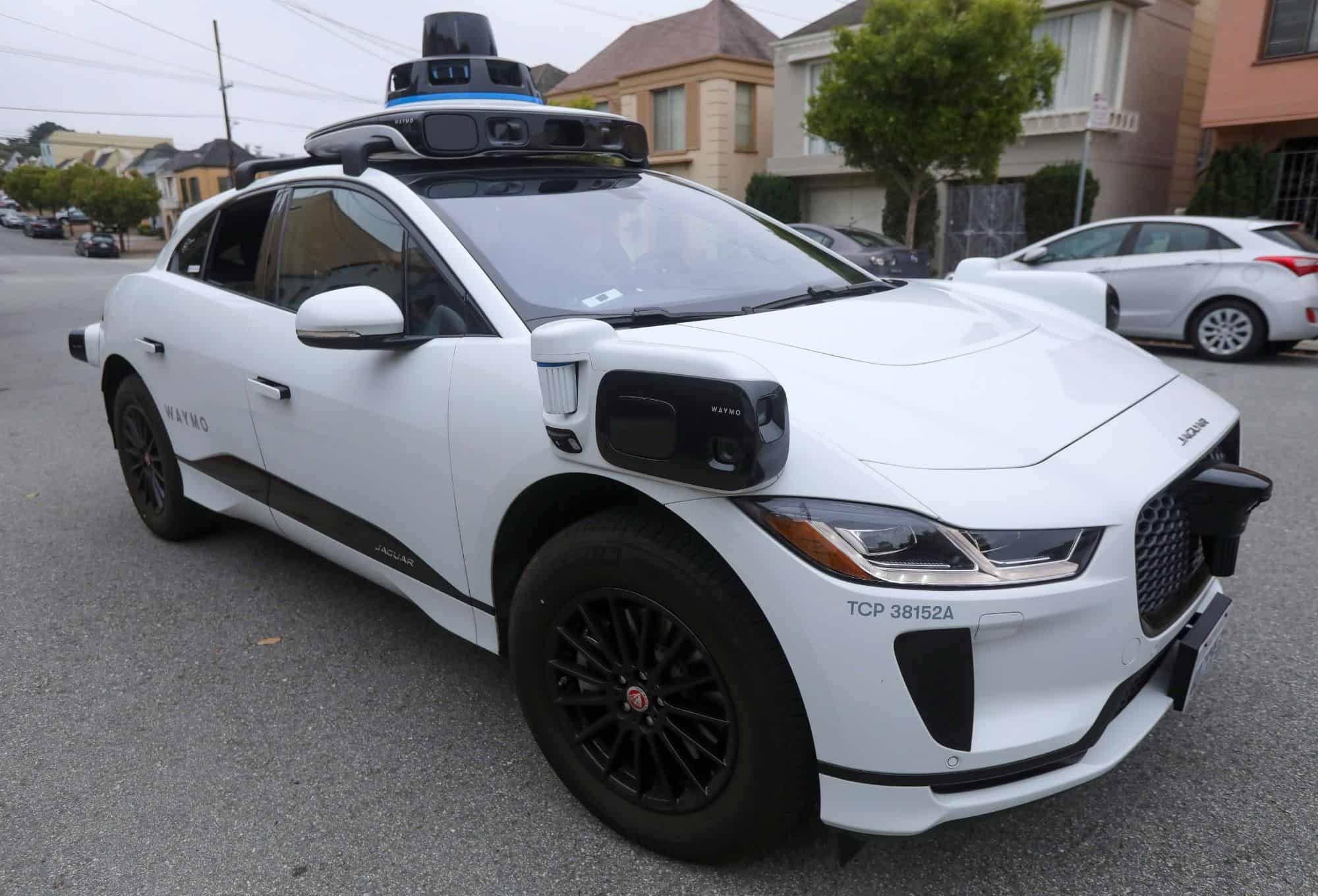 Waymo começa testes de carros autônomos com o público