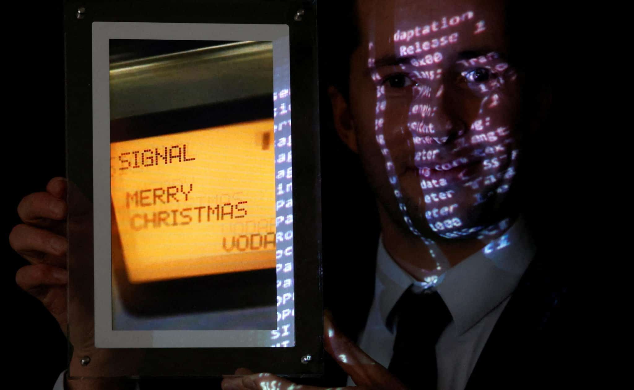 NFT do primeiro SMS é vendido em leilão em Paris