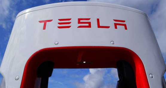 Tesla vai parar de oferecer games no painel do carro em movimento