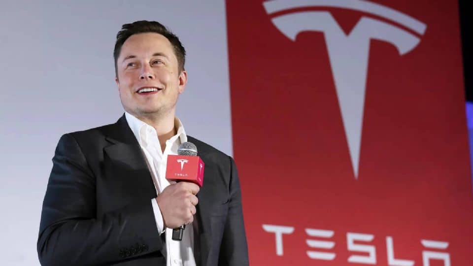 Elon Musk diz que Dia de IA da Tesla é adiado