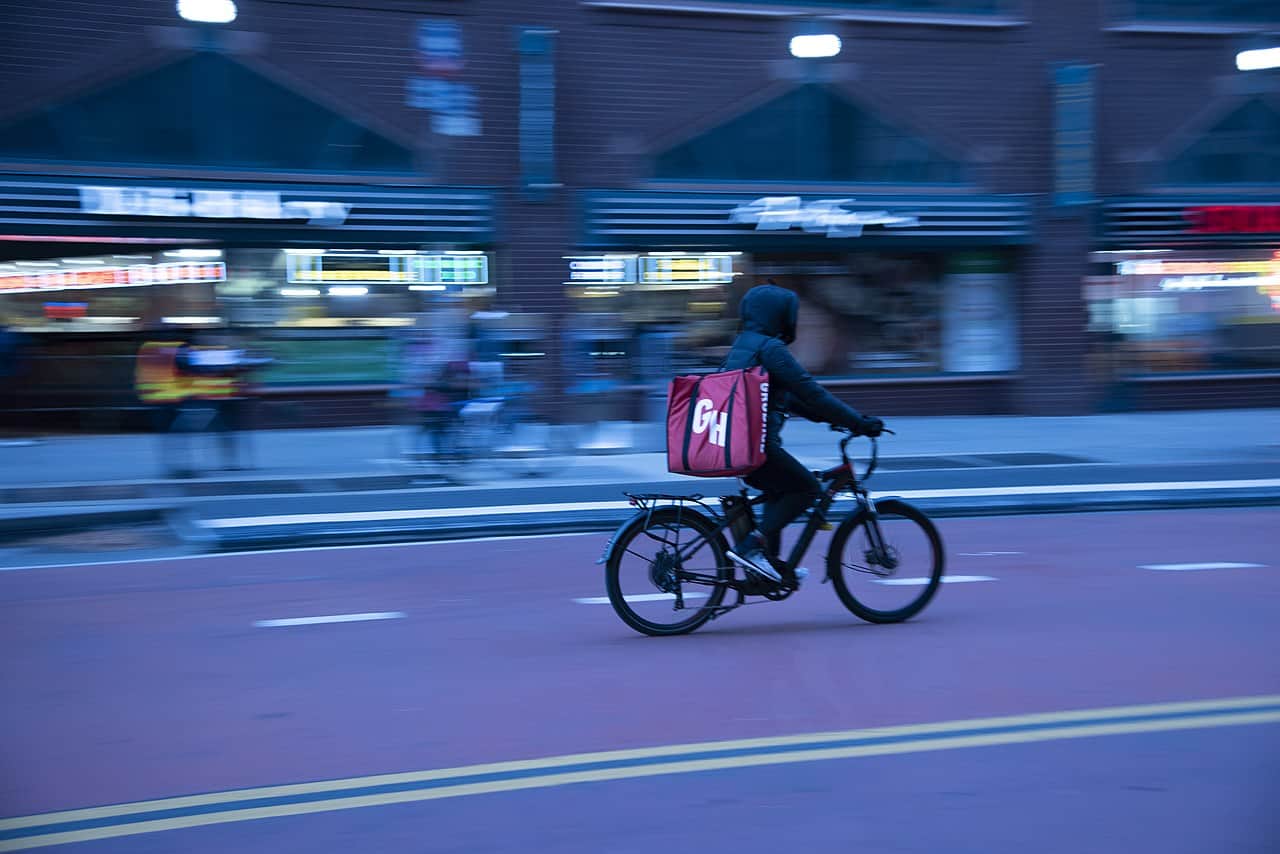 Amazon compra fatia de delivery de refeições