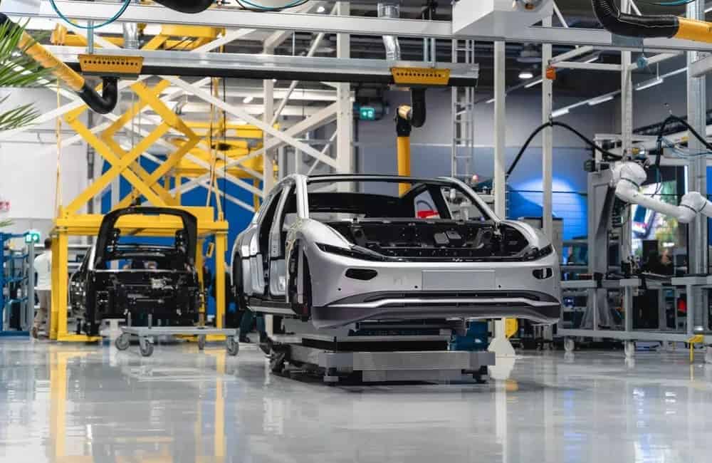 Startup dá início à produção do primeiro carro elétrico 100% movido a energia solar