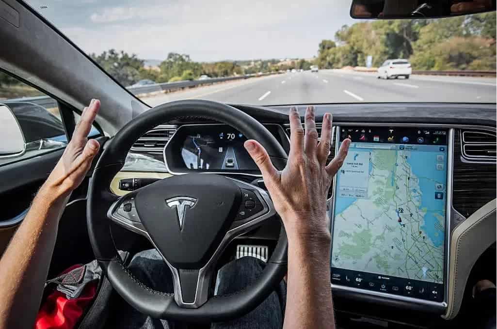 Tesla infringe leis trabalhistas ao proibir reclamações de colaboradores