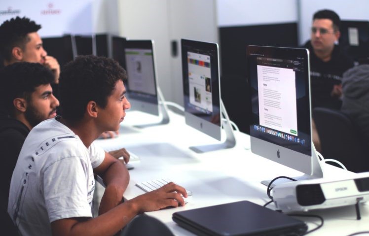 Serasa Experian e Gerando Falcões oferecem bolsas de estudo para jovens de favela