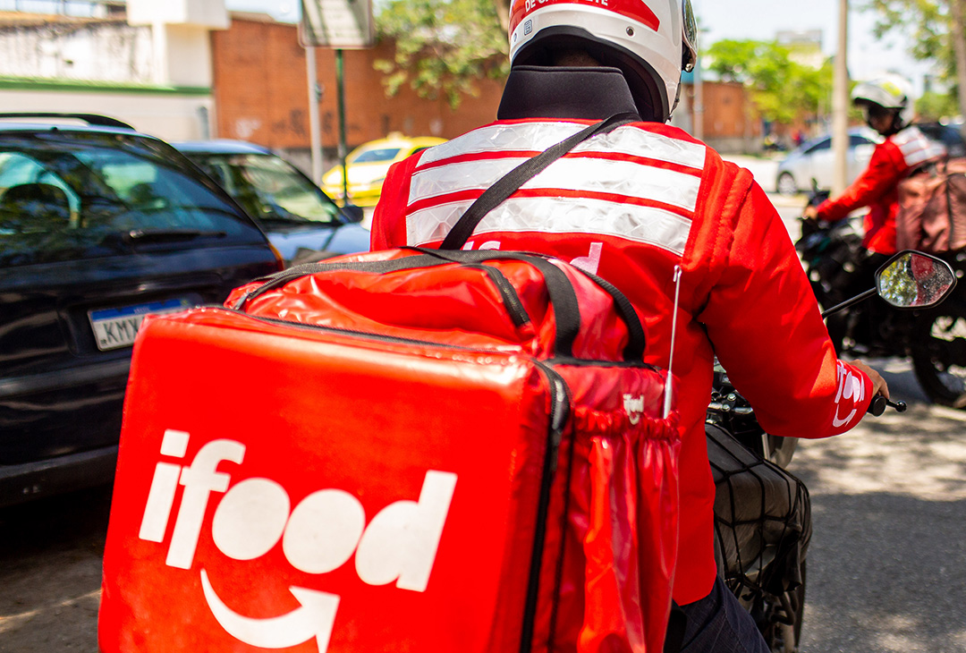 iFood entrega mais de 14 mil bolsas de estudo para entregadores concluírem o Ensino Médio