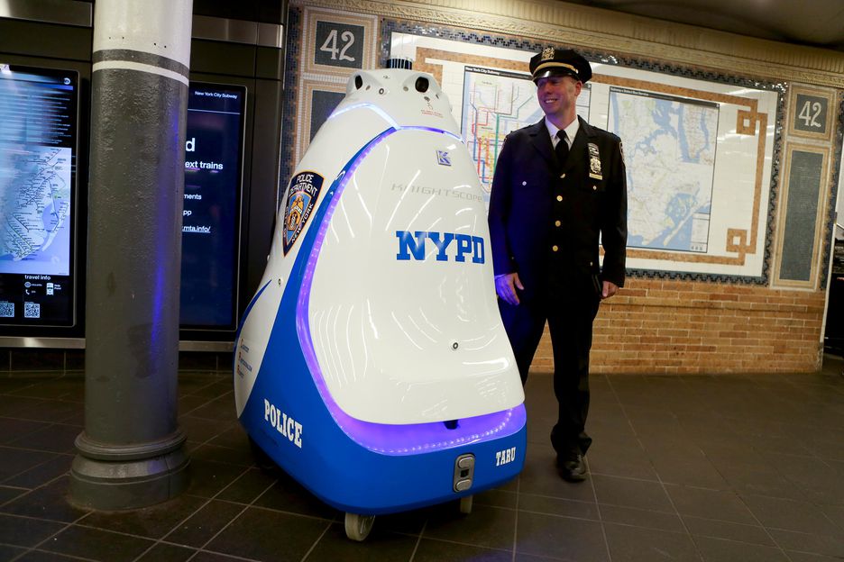 Robô é instalado na estação de metrô Times Square para ajudar passageiros