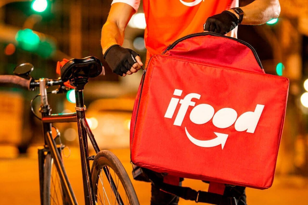 iFood aposta em educação para transformar a vida dos entregadores