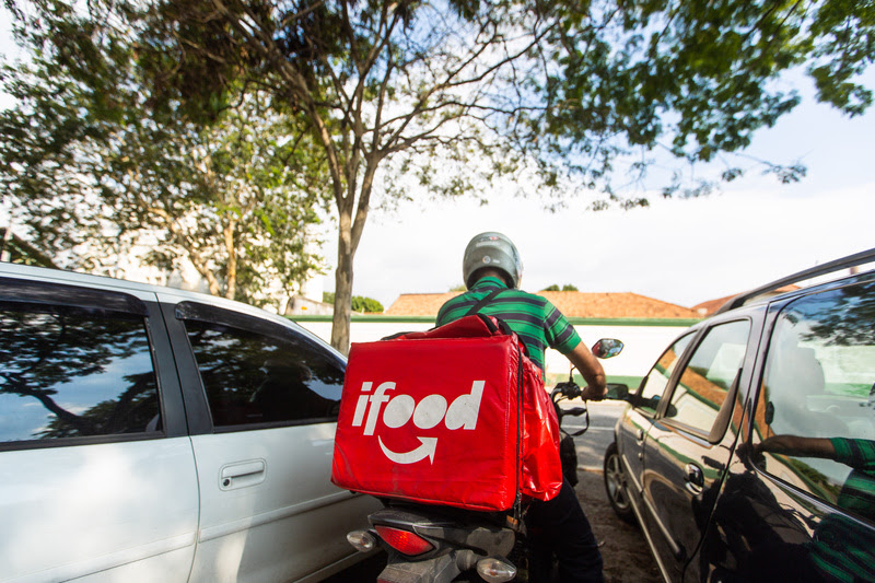 iFood realiza repasses emergenciais para entregadores afetados pelas fortes chuvas no Sul e Sudeste