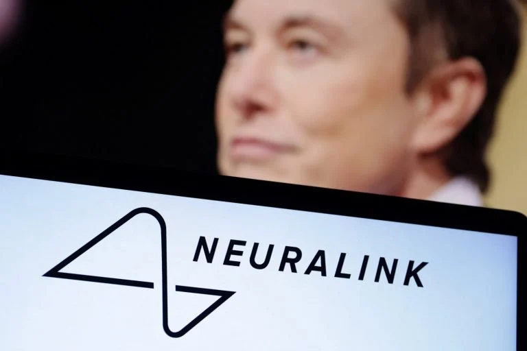 Paciente que teve chip cerebral da Neuralink implantado controlou mouse com pensamento