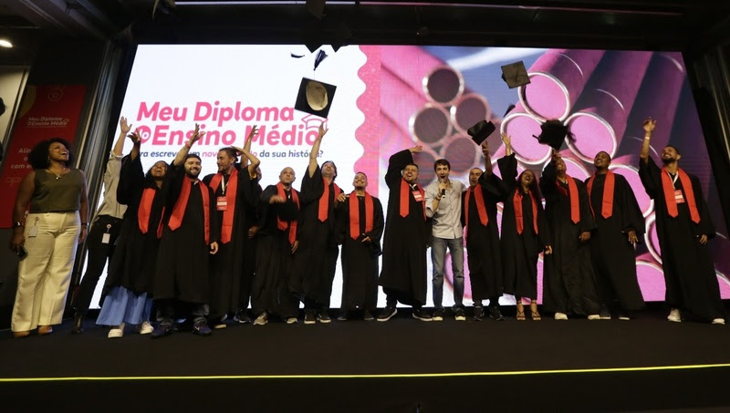 Entregadores do iFood conquistam diploma do Ensino Médio com apoio da plataforma