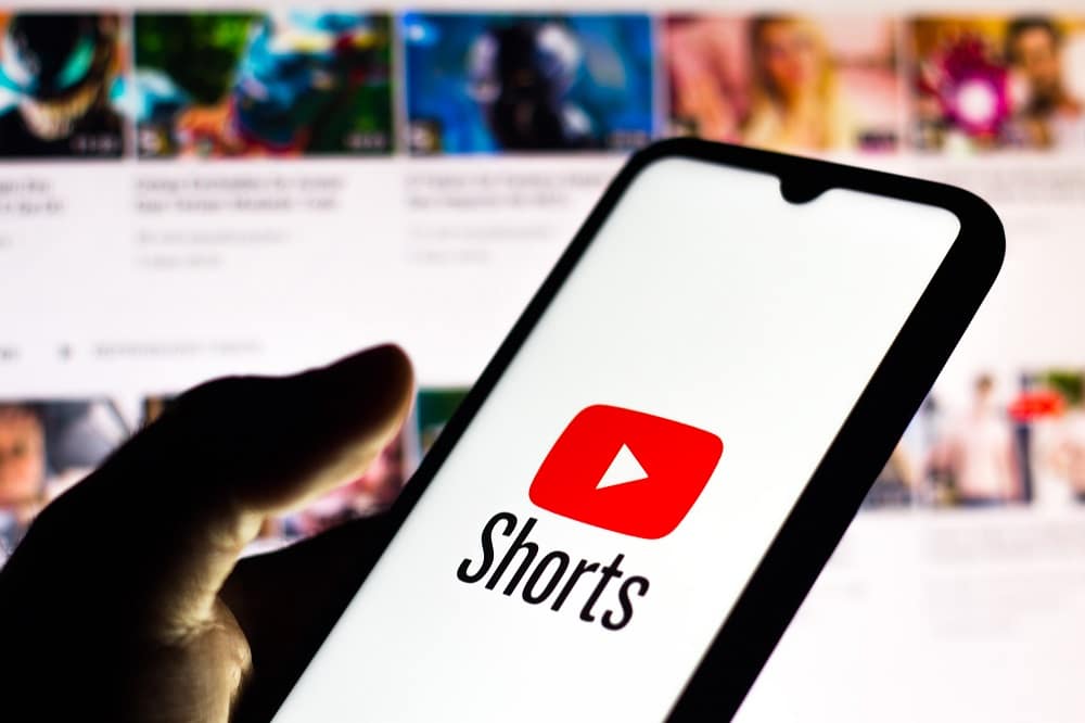 YouTube testa função que gera plano de fundo para Shorts com inteligência artificial